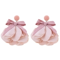 Detail van roze stoffen bloemenoorbellen met satijnen strikken en chiffon bloemblaadjes - Chiffon Bloemblad Kwastje Stijl (E-956) / Roze