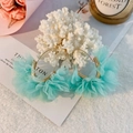 Detailopname van goudkleurige ronde oorringen met muntgroene mesh bloemen - Meerblauw