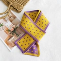 Sciarpa in maglia gialla a pois viola e bordi cuciti su una rivista minimalista - Pois Giallo Viola