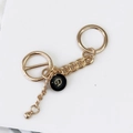 Gouden schakelketting met zwart emaille letter D hanger en metalen ringen accessoire - Gouden dubbele ringketting met letter D