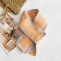 Sciarpa in maglia arancione vivace con pois grigi e bordo a righe, consistenza morbida - Pois Arancione Grigio