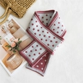 Sciarpa in maglia grigio chiaro con motivi floreali rossi e bordi a contrasto - Pois Rosa Viola