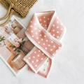 Sciarpa in maglia a pois rosa e crema con consistenza morbida e bordi bianchi a contrasto - Rosa a Pois