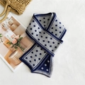 Sciarpa in maglia grigia con motivi a quadrifoglio blu su sfondo bianco - Pois Blu Notte
