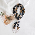Elegante zijden sjaal met ginkgobladpatroon in zwart en bruin, gestyled als een stropdas - Slaapmutsje Zwart