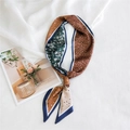Elegante smalle zijden sjaal met bloemen- en polkadots als modieus haaraccessoire - Patchwork Heide Marine Blauwe Rand