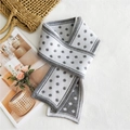 Sciarpa in maglia grigia e bianca a pois con trama morbida e spessa per l'inverno - Grigio chiaro a pois