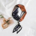 Elegante zijden twilly sjaal met bloemenprint en stippen in marine en terracotta - Patchwork Heide Zwarte Rand