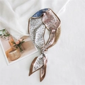 Foulard étroit Twilly en soie imprimé floral rose et bleu marine pour cheveux ou sacs - Patchwork Bruyère Bord Camel