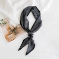 Foulard étroit élégant en soie pour femmes avec motif géométrique noir et blanc - Petites Lignes Denses Noir