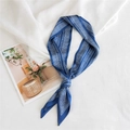 Foulard étroit en soie bleu marine à motif chevrons blancs pour cheveux ou cou - Petites Lignes Denses Bleu