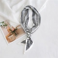 Élégant foulard twilly en soie noir et blanc à motif géométrique sur un fond de luxe - Petites Lignes Denses Blanc