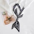 Écharpe étroite en soie à motif losanges noir et blanc nouée comme un bandeau ou foulard - Petit Cadre Losange Noir