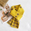 Sciarpa in maglia gialla con pois marroni e motivo pied de poule su sfondo bianco - Giallo Cammello Pied de Poule