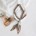 Élégant foulard étroit en soie crème avec motifs géométriques de losanges bruns - Petit Cadre Losange Camel