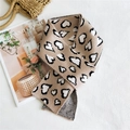 Sciarpa beige lavorata a maglia con motivo leopardato a cuori bianchi e neri su tessuto - Cuore Cammello