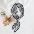 Foulard étroit en soie à motif zébré, bordure verte, noué sur un fond blanc texturé - Lettres Zèbre Bord Vert