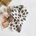 Sciarpa invernale in maglia crema con motivi a cuore blu scuro e dettagli marroni - Cuore Beige