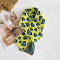 Elegante sciarpa in maglia gialla con motivi leopardati a cuore blu per l'inverno - Cuore Giallo