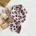 Sciarpa in maglia rosa con motivi leopardati a cuore e una consistenza morbida - Cuore Rosa