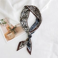 Foulard étroit en soie à imprimé léopard marron et bleu sur tissu texturé blanc - Imprimé Léopard