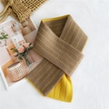 Sciarpa reversibile a pois in maglia colori giallo senape e marrone a contrasto - Linea Tratteggiata Cammello Giallo