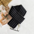 Sciarpa in maglia a pois e strisce bianche e nere con una consistenza morbida - Linea Tratteggiata Nero Beige
