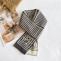 Sciarpa invernale in maglia con strisce grigio scuro e crema e motivi geometrici - OV Nero Geometrico