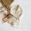 Sciarpa in maglia beige e bianca con motivi geometrici e strisce invernali - OV Cachi Geometrico