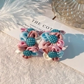 Orecchini a fiore in tessuto rosa e blu con bottoni a pois su morbido peluche - Rosa
