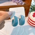Orecchini a cerchio a C in acrilico blu con trama marmorizzata in resina - Blu Chiaro (Lucido)