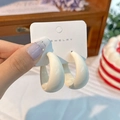 Orecchini a cerchio a C in acrilico bianco lucido su un cartoncino porta gioielli semplice - Bianco Avorio (Lucido)