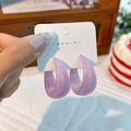Lavender purple acrylic C-shape hoop earrings with marbled resin texture - Purple (Glossy)