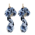 Detail von blauen Stoff-Ohrringen mit Leopardenmuster und goldenem Stecker - Blau