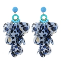 Dettaglio di orecchini bohémien leopardati con perle blu e nappe in tessuto a strati - Blu