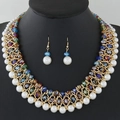 Set gioielli boho con perle e cristalli colorati su espositore a collo nero elegante - Bianco
