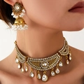 Conjunto de joyas bohemias con collar de perlas y pendientes de campana dorados - Blanco