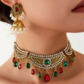 Set de joyería étnica bohemia con perlas y cristales en modelo para un estilo de lujo - Colorido