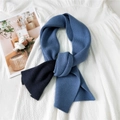 Sciarpa in maglia bicolore con trama a coste nei colori blu navy e indaco - 25*120cm / Blu Marina
