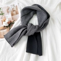 Sciarpa in maglia grigio scuro a strisce verticali annodata su sfondo bianco puro - 25*120cm / Grigio & Nero