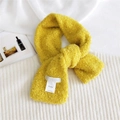 Sciarpa in peluche boucle giallo vivace con nodo a incrocio ed etichetta in tessuto - Hutton Riccio (Giallo) / Giallo