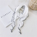 Sciarpa in cotone plissettato bianco con finitura a contrasto con bordo nero a onde - Bianco