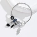 Bracciale aperto in acciaio argento con ciondoli a piuma, cigno e perle fini - Nero