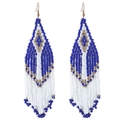 Boho-Perlenohrringe mit blauen und weißen Quasten und geometrischen Rautenmustern - Blau