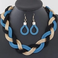 Set collana e orecchini a catena in rete intrecciata a tre colori su manichino - Blu Oro e Nero
