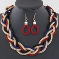 Set di gioielli con collana a catena in maglia metallica intrecciata e orecchini bordeaux - Rosso Misto