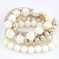 Elegante meerlaagse kralenarmband met crème rozen, parels en strass tussenstukjes - Wit