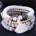 Détail du charm Main de Fatma bohème avec pompons et bracelets en perles multicouches - Blanc