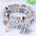 Bracelet multicouche bohème avec pompon gris et pendentif gravé Happy en métal - Gris