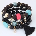 Set di bracciali di perle multistrato con nappe nere e accenti turchesi su sfondo bianco - Nero